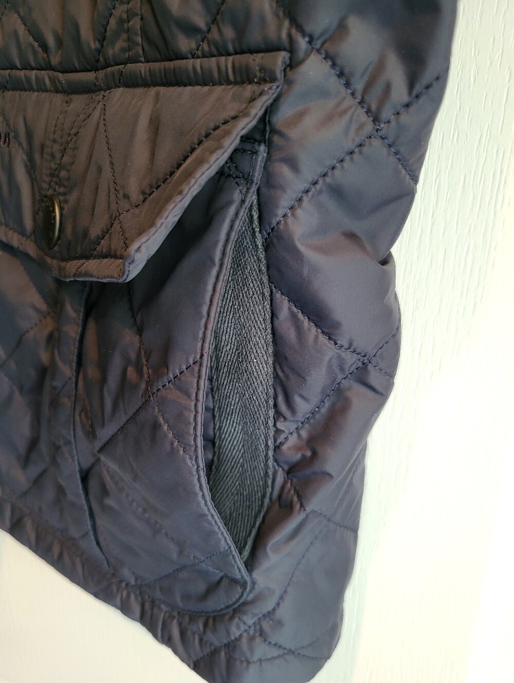 Barbour Navy Quilted Men's Vest with Tartan Lining - Large - Picture 9 of 9